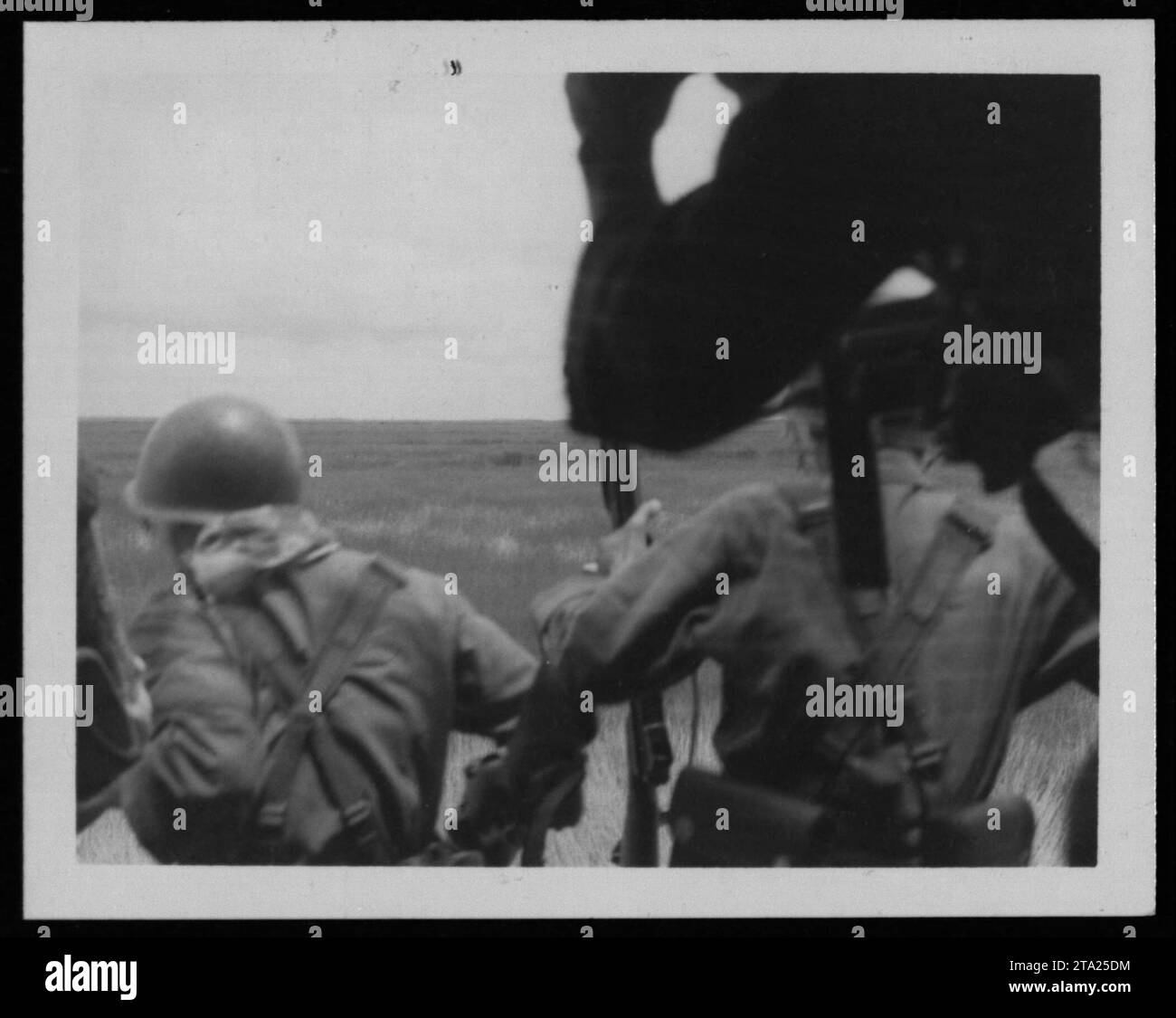 Les soldats de l'ARVN et les marines vietnamiens se réunissent pour une cérémonie officielle pendant la guerre du Vietnam le 26 juillet 1962. Cette image capture les membres de l'armée de la République du Vietnam, soulignant leur implication dans le conflit alors qu'ils se préparent à des activités militaires. Banque D'Images