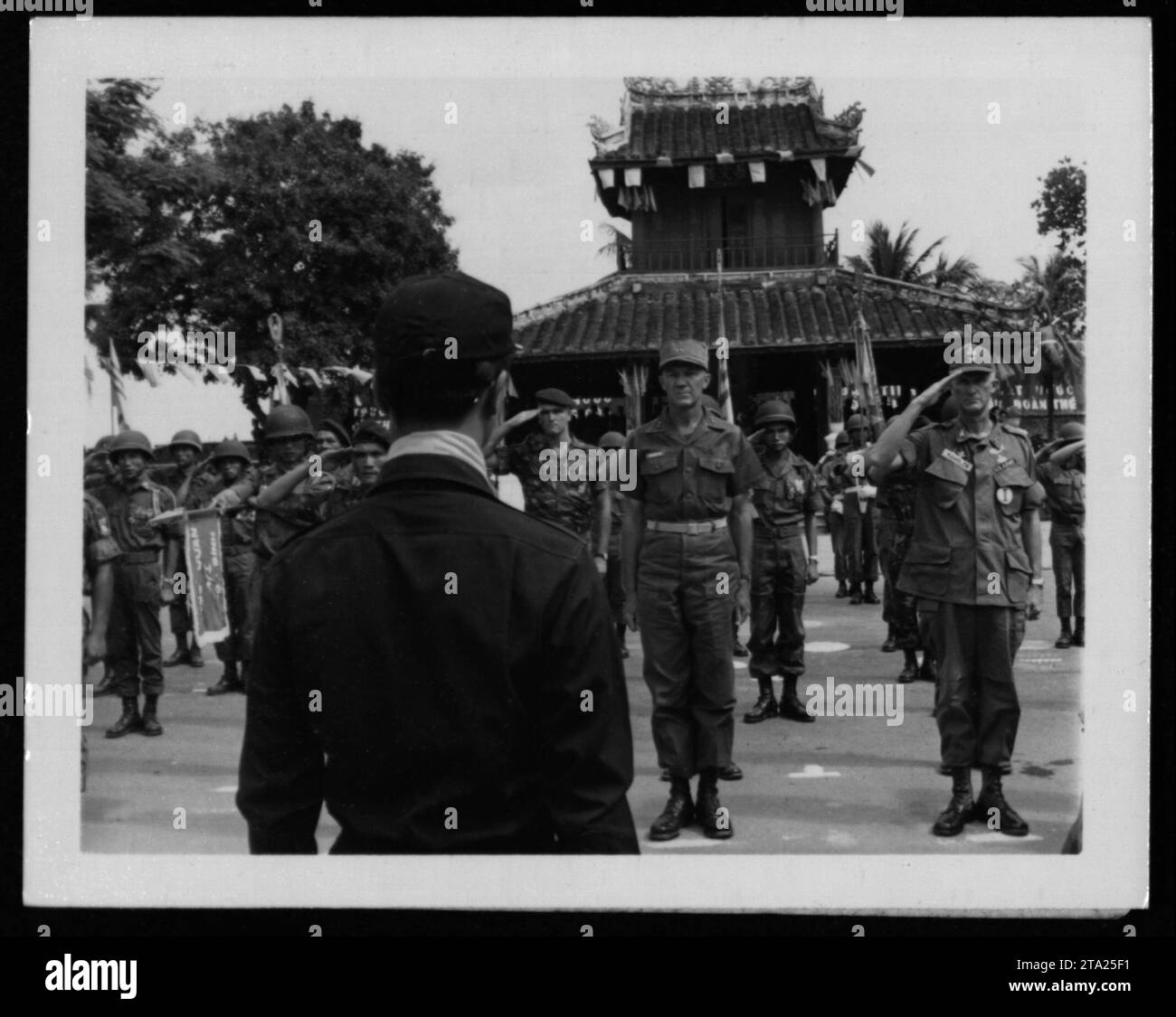 Le vice-président Hubert Humphrey assiste à une cérémonie au Vietnam le 6 juin 1967. Le personnel militaire et les fonctionnaires sont vus en arrière-plan. Banque D'Images