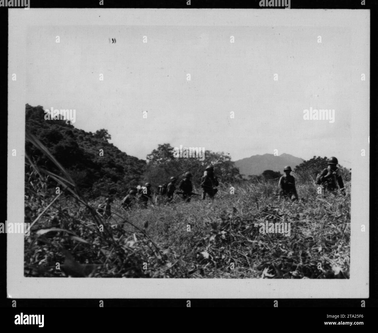 Soldats de l'ARVN patrouillant un village au Vietnam pendant la guerre du Vietnam. Ces troupes faisaient partie de l'armée de la République du Vietnam, la principale force militaire soutenue par les États-Unis dans le conflit. Cette photographie a été prise le 28 novembre 1963. Banque D'Images