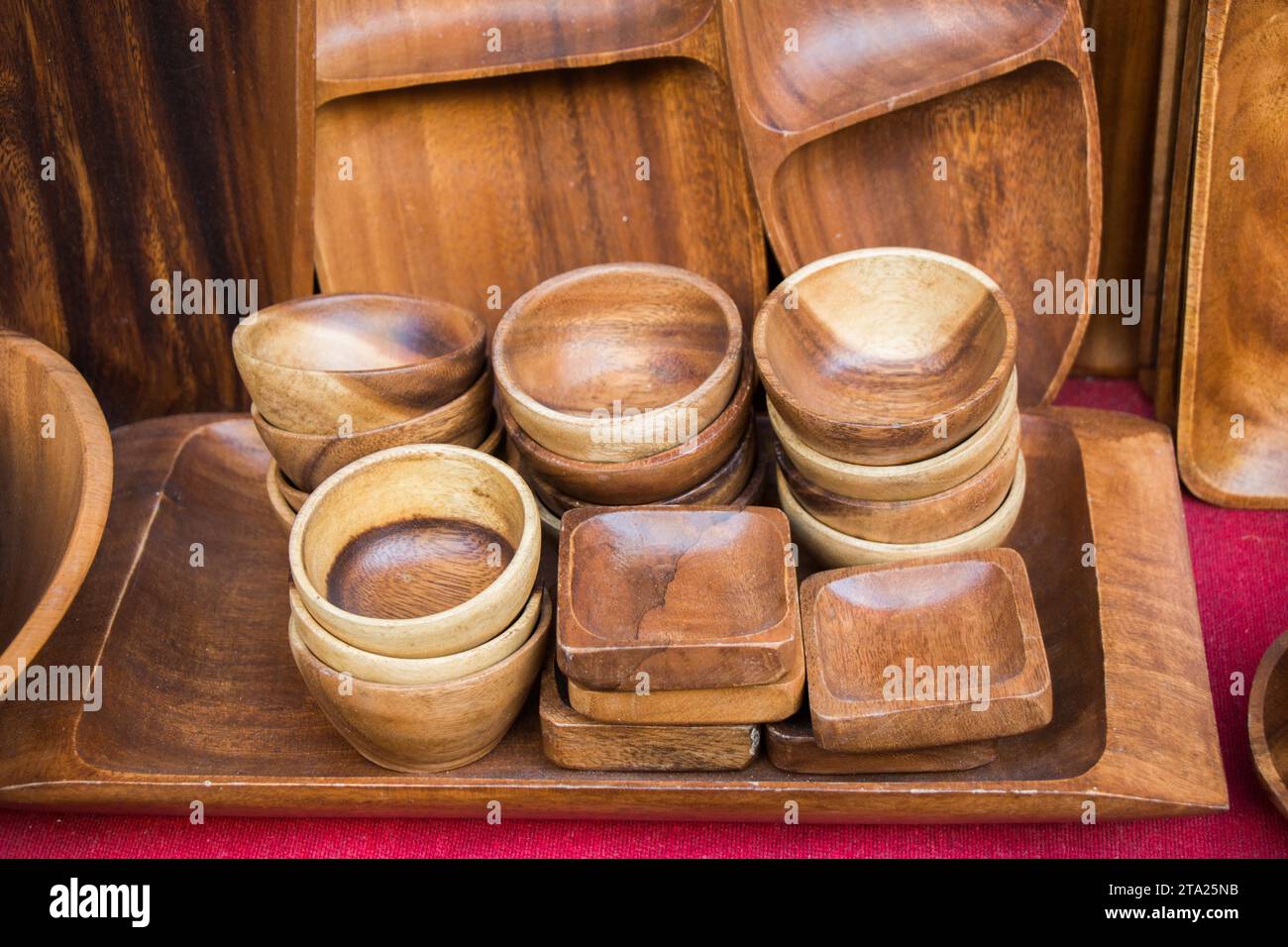 Bols vides en bois de couleur marron Banque D'Images