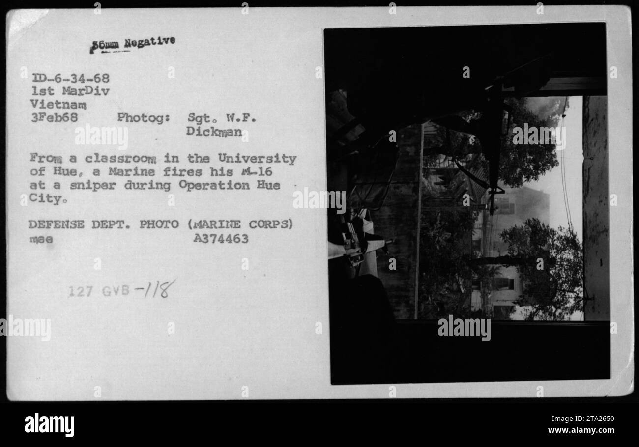 Un Marine engage un tireur d'élite d'une salle de classe de l'Université de Hue pendant l'opération Hue City le 3 février 1968. Le Marine utilise son fusil M-16 pour défendre leur position. Cette photographie fait partie de la collection du ministère de la Défense (U.S. Marine corps) et porte le numéro d'identification négatif 6-34-68. Banque D'Images
