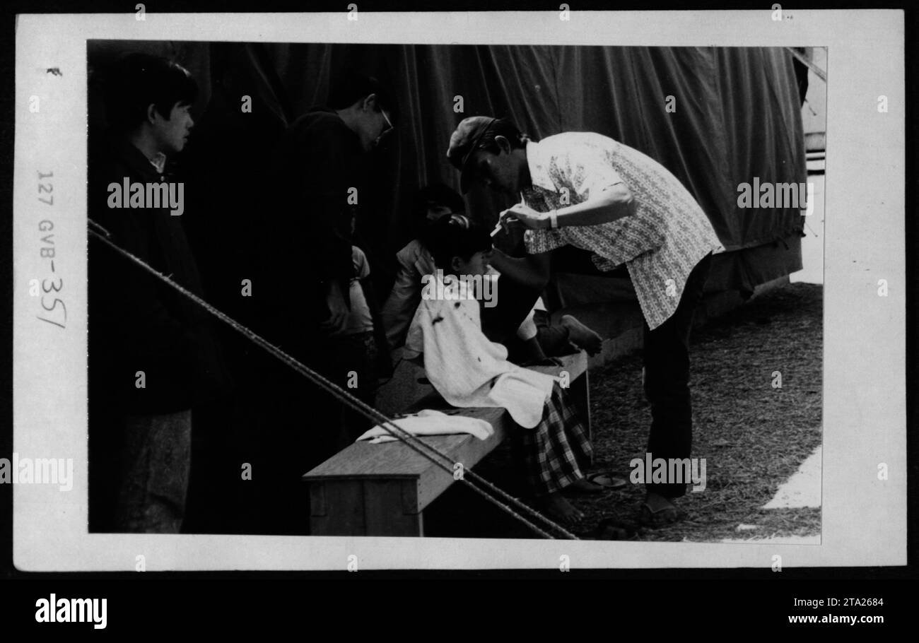 L'image montre des réfugiés vietnamiens aux États-Unis visités par Claudia Cardinale, Nguyen CAO Ky, Rosemary Clooney et Betty Ford le 21 juin 1975, au lendemain de la guerre du Vietnam. Banque D'Images