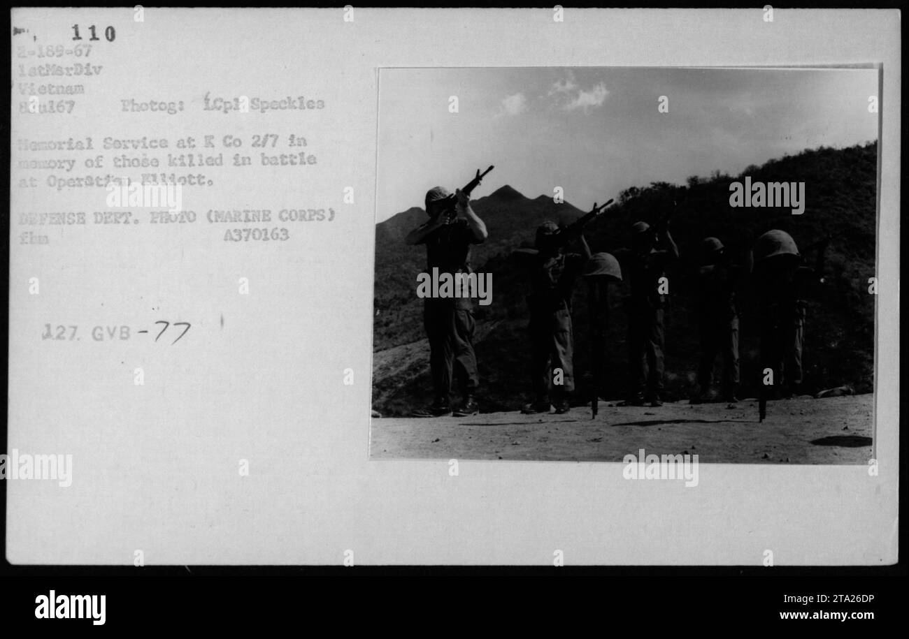 Le personnel du Marine corps assiste à un service commémoratif au Vietnam le 8 juillet 1967, en souvenir des soldats tombés au combat lors de l'opération Elliott. L'événement a été suivi par le personnage politique Hubert Humphrey. Cette photographie capture la cérémonie émouvante et rend hommage à ceux qui ont perdu la vie pendant la guerre du Vietnam. Banque D'Images