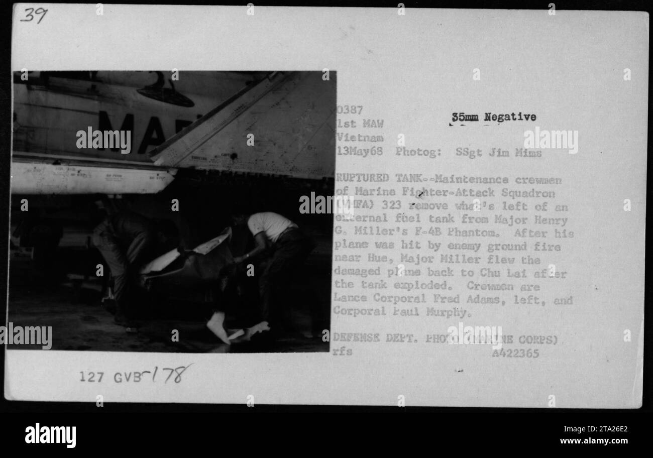 Les équipiers de maintenance du Harina Fighter-Attack Squadron (VHFA) 323 retirent un réservoir de carburant externe endommagé du F-4B Phantom du major Henry G. Miller. Le major Miller a ramené l'avion endommagé à Chu Lai après que le char ait explosé lorsque son avion a été touché par des tirs au sol ennemis près de Hue le 13 mai 1968. Banque D'Images