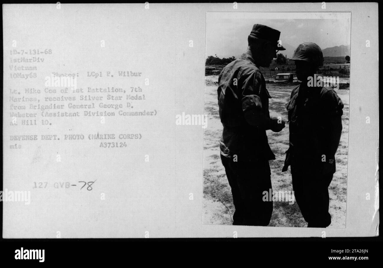 Lt. Mike Coe reçoit la médaille Silver Star de Brig. Gen. George D. Webster à la colline 10, Vietnam, le 10 mai 1968, reconnaissant la bravoure et le service militaire pendant la cérémonie. Banque D'Images