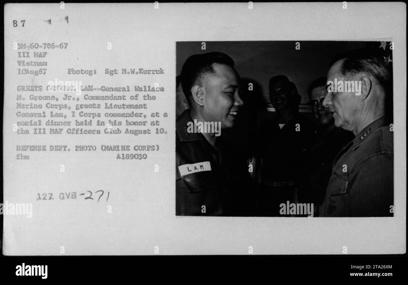 Le commandant du corps des Marines, le général Wallace M. Greone, Jr., accueille le lieutenant-général Lam, commandant du I corps, lors d'un dîner social en son honneur au III MAF Officers Club le 10 août 1967 pendant la guerre du Vietnam. Photographie officielle du sergent M.W. Kurruk, Département de la Défense. Banque D'Images