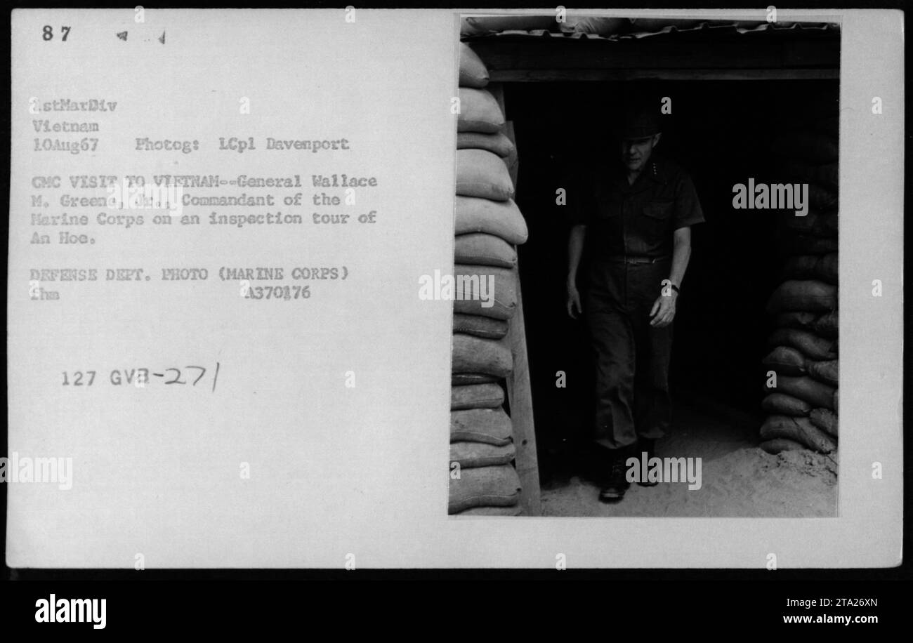 Hubert Humphrey, Gen William Westmoreland et Sen Harry F. Byrd visitent le Vietnam le 10 août 1967. La photographie montre le général Wallace M. Greene Jr., commandant du corps des Marines en tournée d'inspection d'an Hoa. L'image fait partie d'une collection d'activités militaires américaines pendant la guerre du Vietnam. La photo est étiquetée A370376 127 GVB-27/ par le ministère de la Défense. Banque D'Images