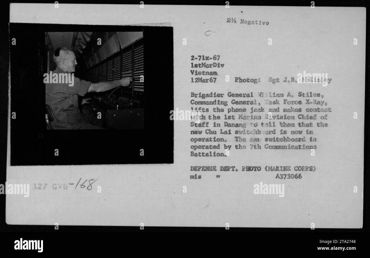 Le 12 mars 1967, le brigadier général William A. Stiles, commandant général de la Task Force X-Ray, lève une prise téléphonique pour établir la communication avec le chef d'état-major de la 1re division des Marines à Danang, les informant du nouveau standard Chu Lai opéré par le 7e bataillon de communications du corps des Marines. Photo du sergent J.B. McKinley, ministère de la Défense. Banque D'Images