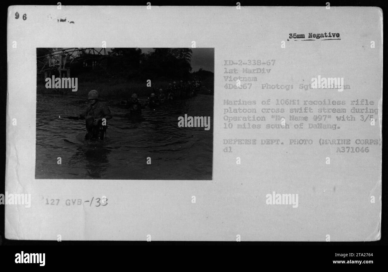 Les Marines du peloton de fusil sans recul 106H1 de la 1re Division des Marines traversent un cours d'eau rapide pendant l'opération No Name #97 le 4 décembre 1967, à environ 10 miles au sud de Da Nang, Vietnam. Photo du sergent Dickman. Banque D'Images