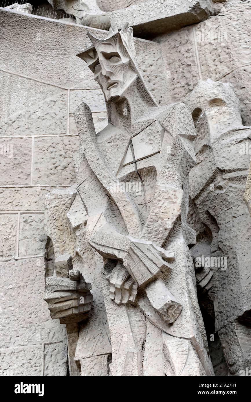 Christ avec couronne d'épines, sculpture moderne en pierre de la façade de la passion, cathédrale de la Sagrada Familia, site du patrimoine mondial de l'UNESCO, Barcelone Banque D'Images