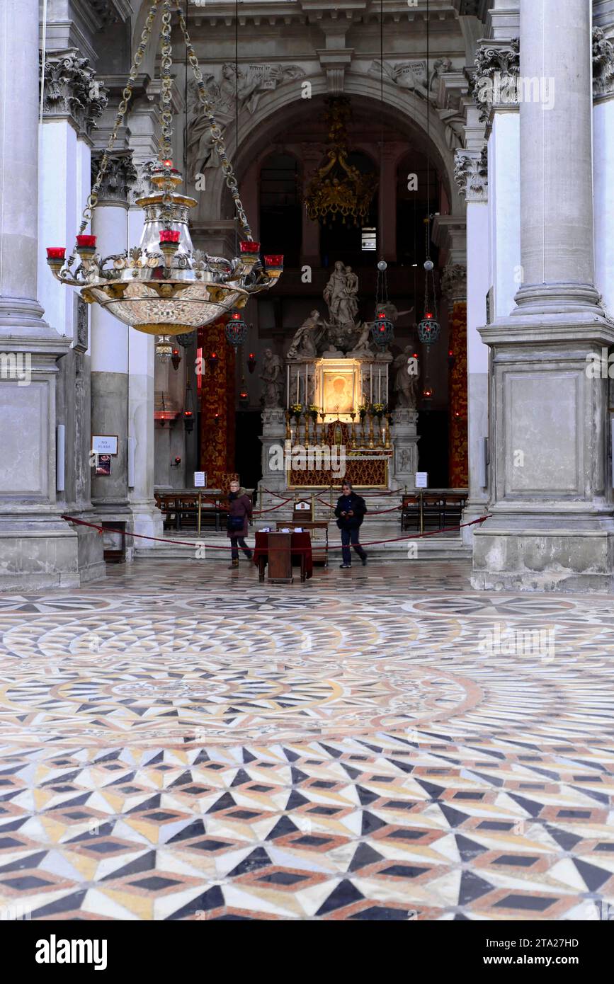 L'intérieur de la basilique, derrière le maître-autel, Basilique Santa Maria della Salute, construite au 17e siècle, Grand Canal, Venise, Vénétie Banque D'Images