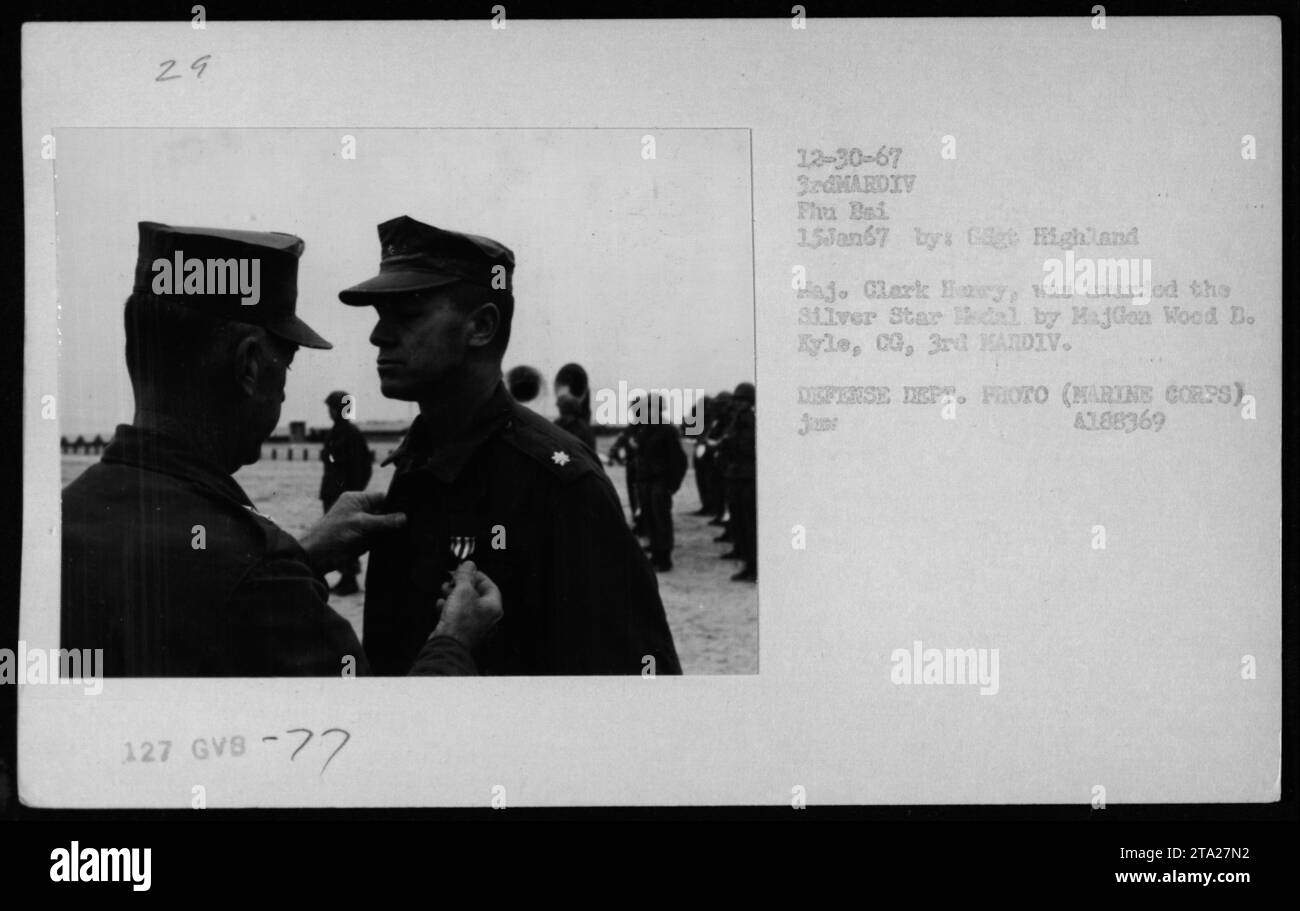 Le major Wood B. Kyle remet la médaille Silver Star à Clark Hary à la base de Phu Bai, au Vietnam, le 15 janvier 1967. Le vice-président Hubert Humphrey a assisté à la cérémonie, qui est documentée par le ministère de la Défense et le corps des Marines. Banque D'Images