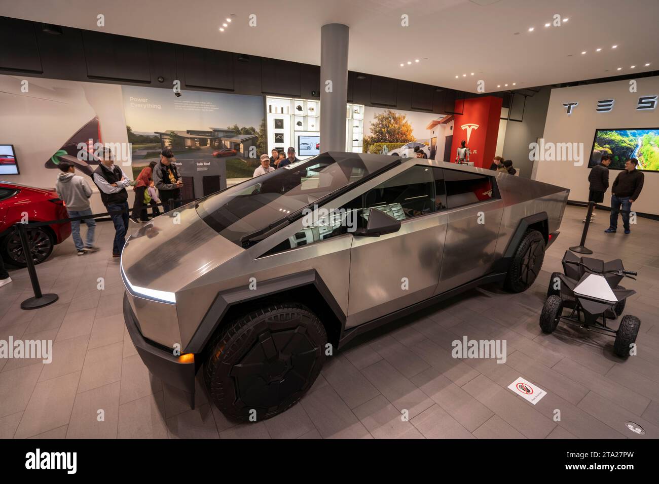 Tesla Cybertruck est exposé avec le Cyberquad pour enfants au showroom Tesla dans Santana Row de San Jose le vendredi 24 novembre 2023. Banque D'Images