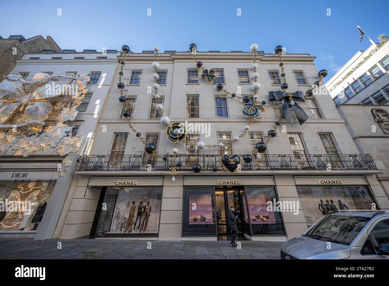 Londres, Royaume-Uni. 28 novembre 2023. Les entreprises de New Bond Street décorent les façades avec de somptueux présentoirs pour Noël 2023. Les boutiques Dior et Chanel drapent les façades d’ornements monumentaux. Crédit : Malcolm Park/Alamy Live News Banque D'Images