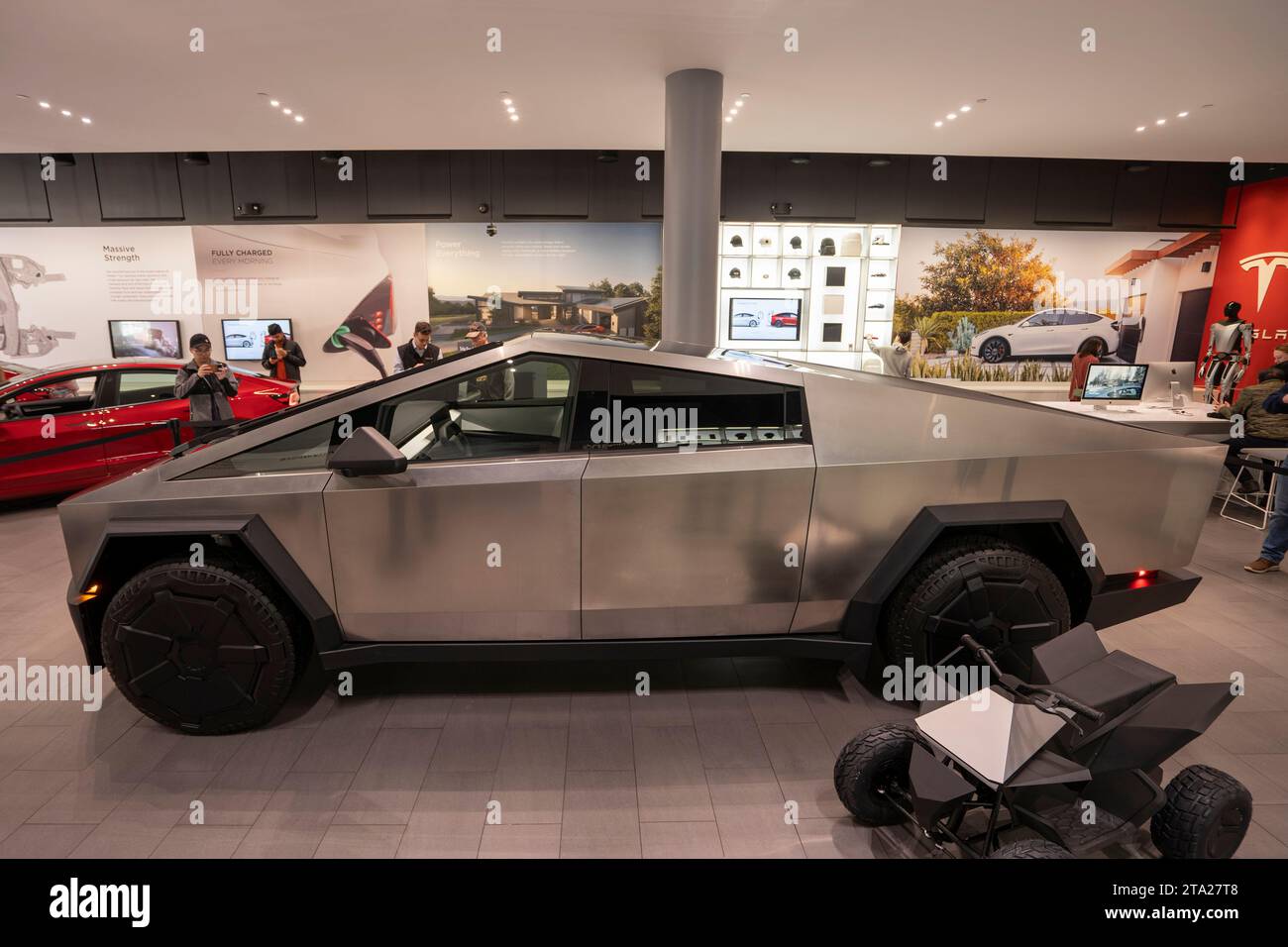 Tesla Cybertruck est exposé avec le Cyberquad pour enfants au showroom Tesla dans Santana Row de San Jose le vendredi 24 novembre 2023. Banque D'Images