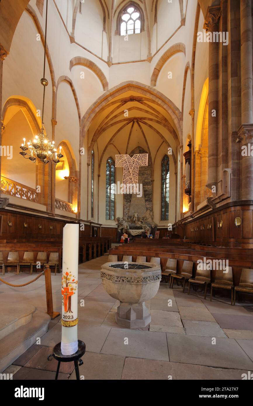 Vue intérieure de l'église St Thomas, bougie avec l'année 2023, fonts baptismaux, Grande Ile, Strasbourg, Bas-Rhin, Alsace, France Banque D'Images