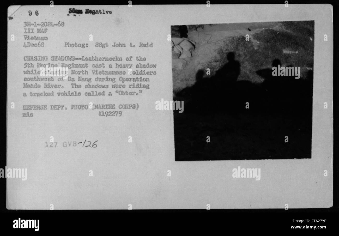 Les Marines du 5e régiment de Marines poursuivent les soldats nord-vietnamiens pendant l'opération Meade River. Ils cherchent à se mettre à couvert sur un véhicule à chenilles appelé « Otter » tout en projetant de lourdes ombres. Photographie prise le 4 décembre 1968 au Vietnam par 38RTD John A. Reid, nombre négatif 3H-1-2084-68. Ministère de la Défense photo (corps des Marines) A192279.' Banque D'Images