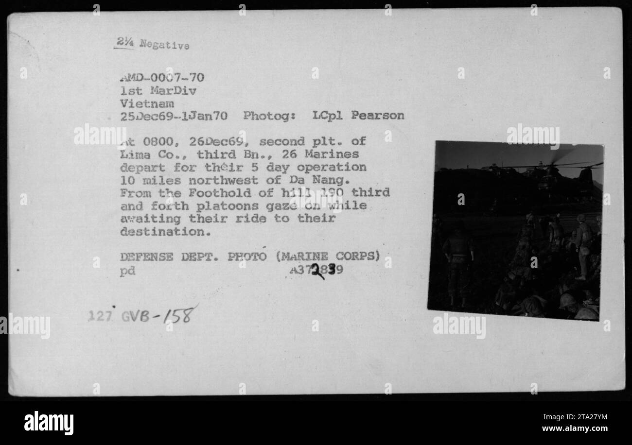 Photographie prise le 26 décembre 1969, montrant le deuxième peloton de la Compagnie Lima, troisième bataillon, 26 Marines partant pour une opération de 5 jours à 10 miles au nord-ouest de Da Nang. Les troisième et quatrième pelotons attendent leur transport jusqu'au pied de la colline 190. Ministère de la Défense photo par le Lcpl Pearson. Banque D'Images