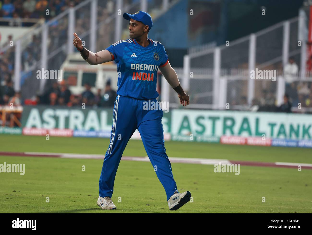 Guwahati, Assam, Inde. 28 novembre 2023. Suryakumar Yadav de l'Inde qui établit les positions sur le terrain lors du match n ° 03 de la série internationale T20 entre l'Australie et l'Inde au Barsapara Cricket Stadium, Guwahati, Assam, Inde le 28 novembre 2023 (image de crédit : © Avijit Das/ZUMA Press Wire) POUR USAGE ÉDITORIAL SEULEMENT! Non destiné à UN USAGE commercial ! Banque D'Images