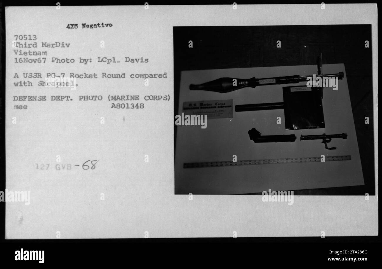 Photographie prise le 16 novembre 1967, pendant la guerre du Vietnam. Il montre une comparaison entre un Rocket Round PG-7 de l'URSS et un shrapnel. L'image met en évidence les armes capturées et fait partie des activités militaires de la troisième MarDiv Vietnam. Le crédit photo va au Lcpl. Davis. (Légende factuelle basée sur les informations fournies) Banque D'Images