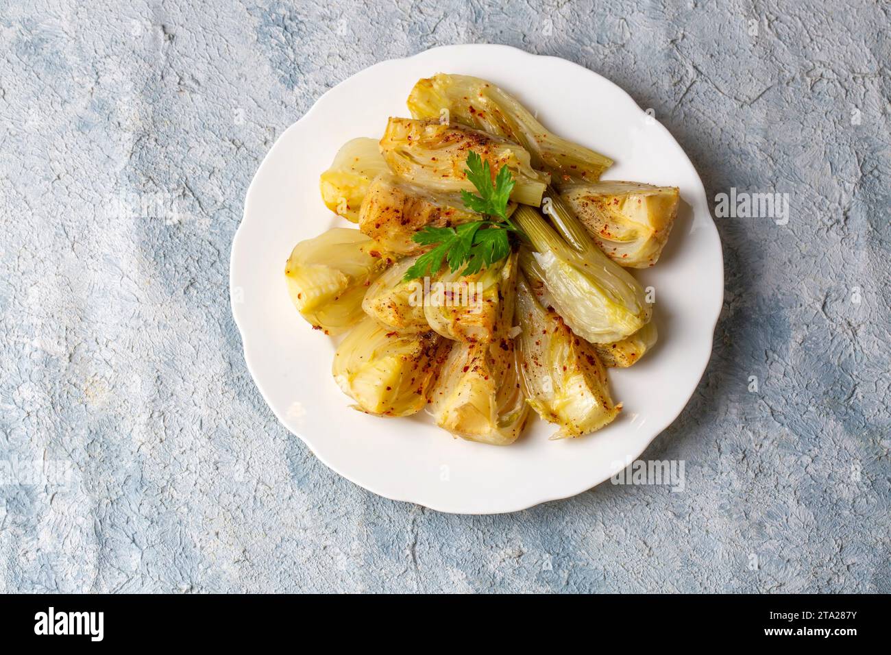 Bulbes de fenouil bio cuits au sel et au poivre. Plat de fenouil à l'huile d'olive. Banque D'Images