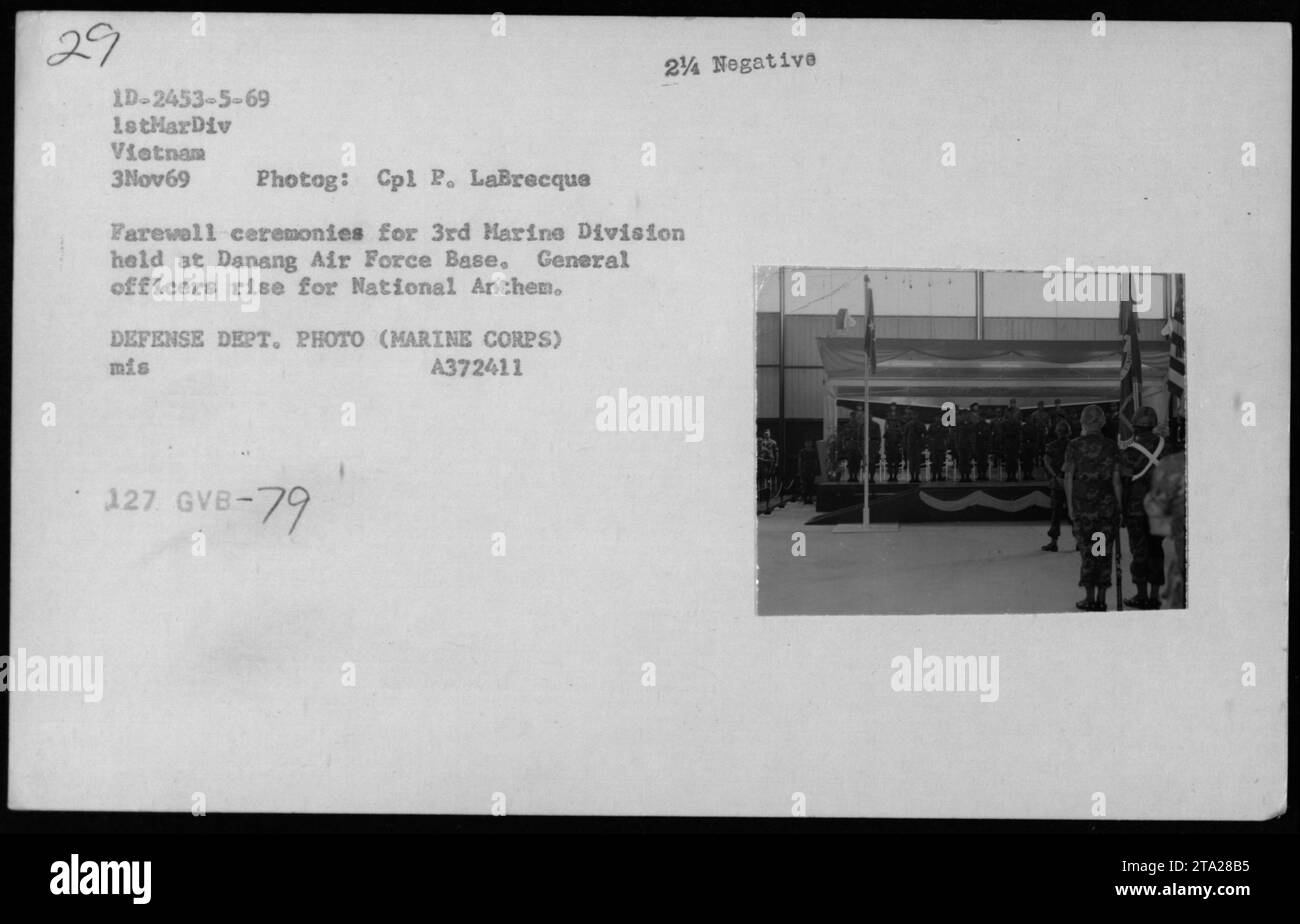 Cérémonies d'adieu pour la 3e division des Marines tenues à la base aérienne de Danang le 3 novembre 1969. L'image montre le secrétaire adjoint à la Marine John Warner, le secrétaire à la Défense Melvin Laird, et le Dr Norman Vincent Peale en présence. Des officiers généraux sont vus se lever pour l'hymne national. DEPT. DÉFENSE PHOTO (MARINE CORPS) mis A372411 244 négatif 127 GVB-79. Banque D'Images