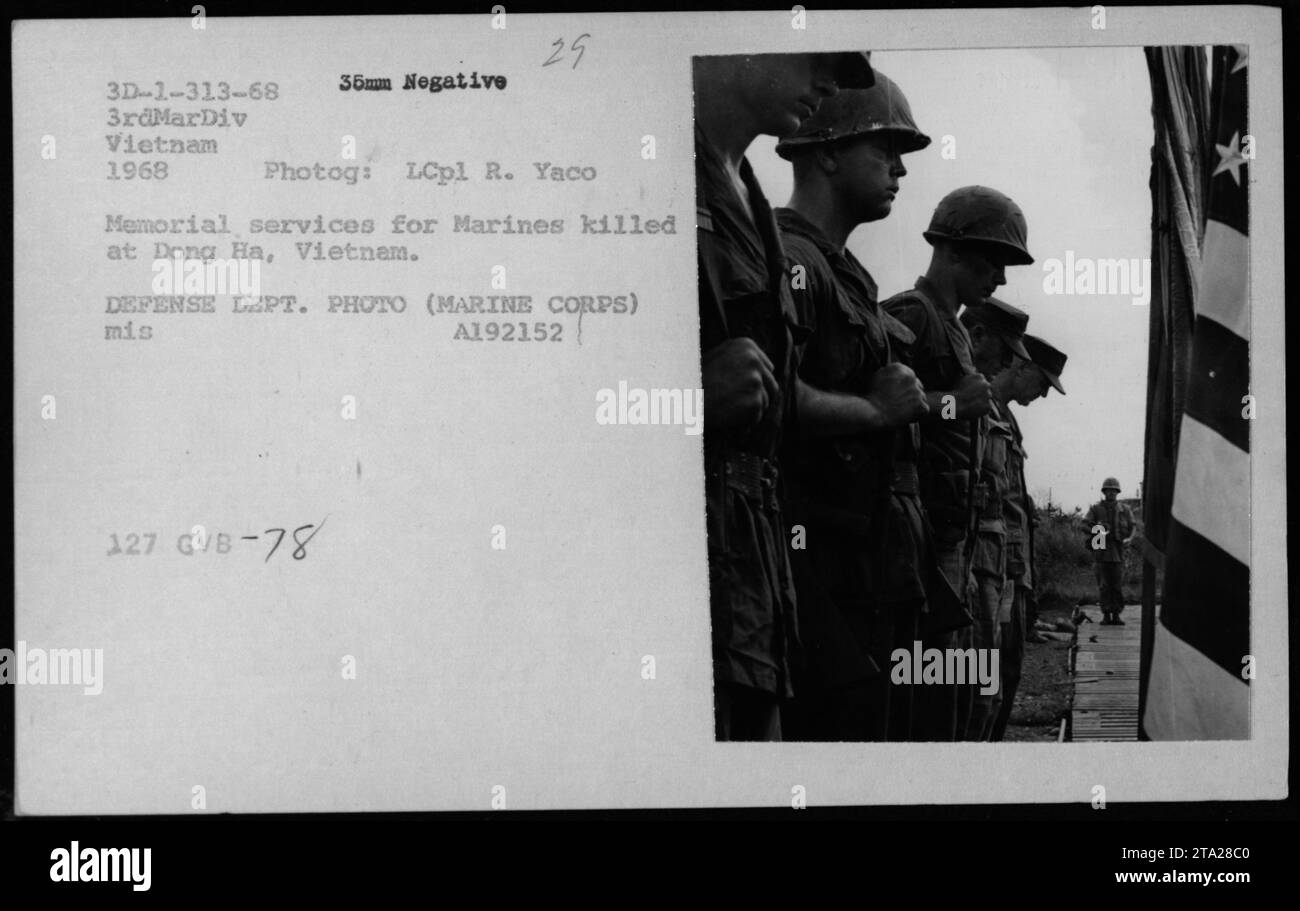 Les services commémoratifs à Dong Ha, au Vietnam, honorent les Marines tombés de la 3e Division des Marines en 1968, avec des membres des services rendant hommage aux personnes tuées dans des opérations militaires. Banque D'Images