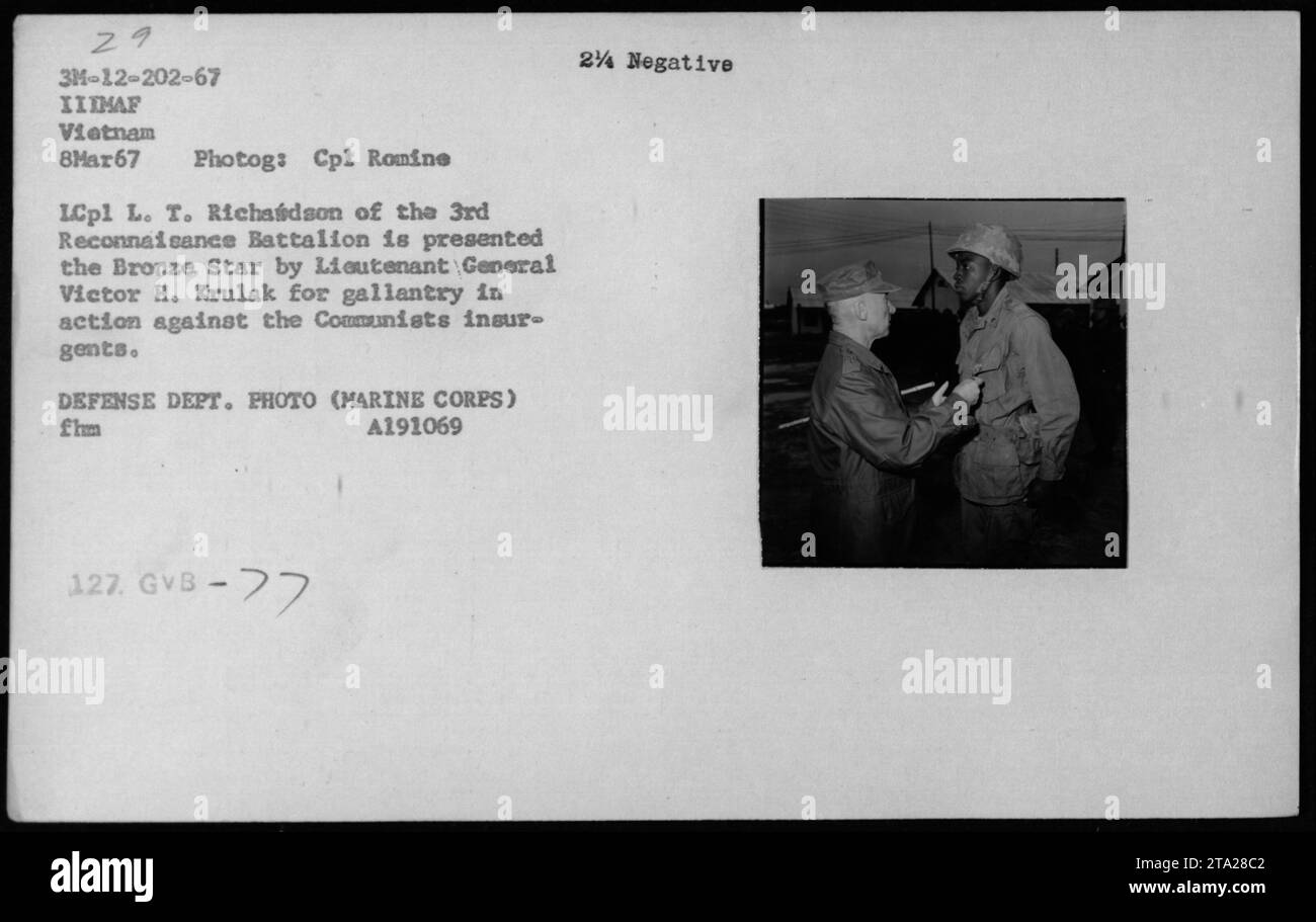 'Cpl Romine Lcpl L. T. Richaúdson du 3e Bataillon de reconnaissances reçoit l'étoile de bronze du lieutenant-général Victor H. Krulak le 8 mars 1967. La cérémonie a eu lieu pendant la guerre du Vietnam, où le Lcpl Richardson a été reconnu pour sa bravoure dans le combat contre les insurgés communistes. » Banque D'Images