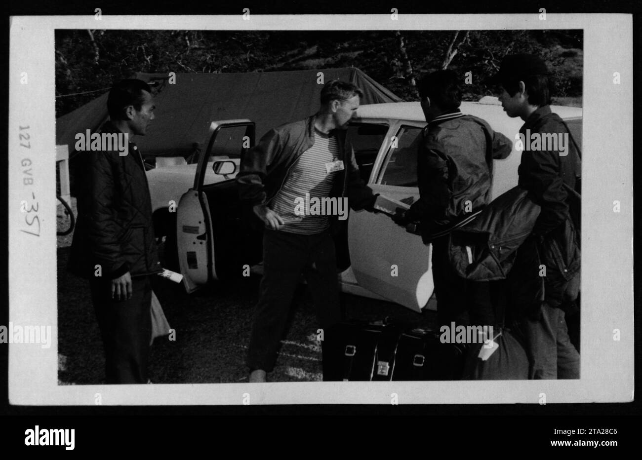 Le 20 juin 1975, Claudia Cardinale, Nguyen Cao Ky, Rosemary Clooney, Betty Ford a rendu visite à un groupe de réfugiés vietnamiens aux États-Unis, mettant l’accent sur l’aide humanitaire, l’implication de célébrités et le soutien aux réfugiés après la guerre du Vietnam. Banque D'Images