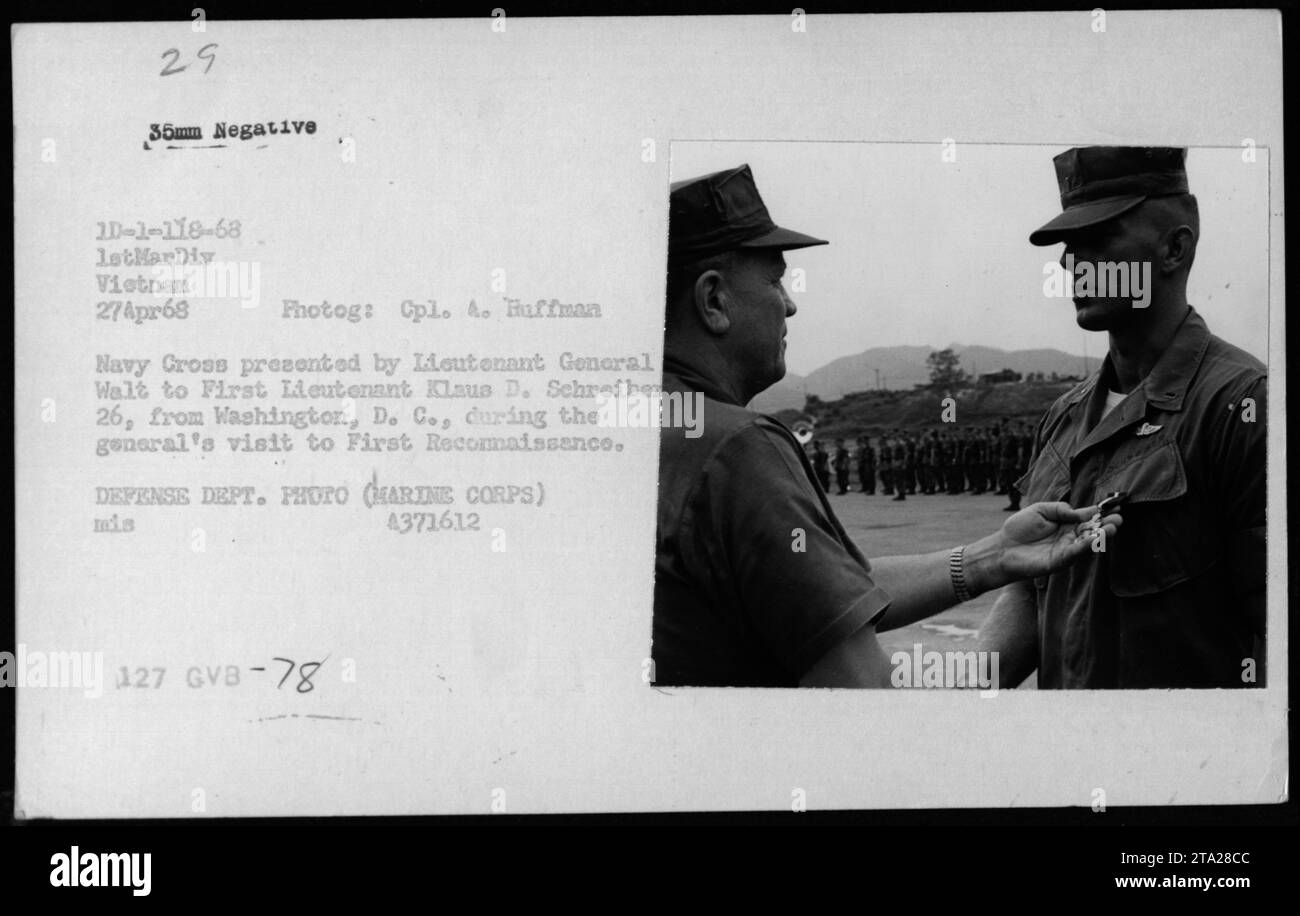 Le lieutenant-général Walt remet la Croix de la Marine au premier lieutenant Klaus D. Schreiber le 27 avril 1968, lors de sa visite à First reconnaissance, LetMarDiv, Vietnam. Banque D'Images