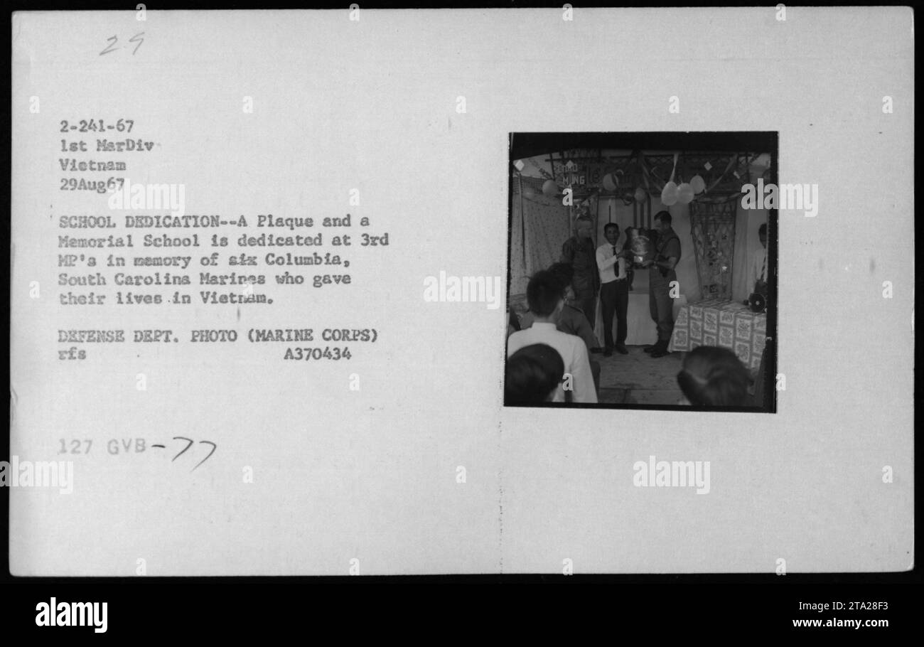 Le 29 août 1967, la 1re division des Marines consacre une plaque et une école commémorative au Vietnam à six Marines de Columbia, en Caroline du Sud, morts en service. Banque D'Images
