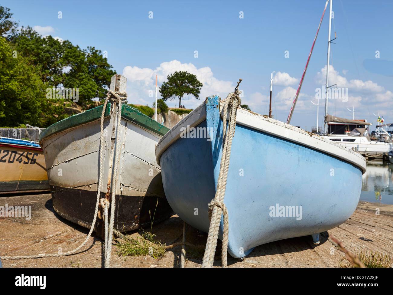 Vue de grenouille des bateaux de pêche dans le port de le Château-d'Oléron, Ile d'Oléron, Charente-Maritime, Nouvelle-Aquitaine, France Banque D'Images