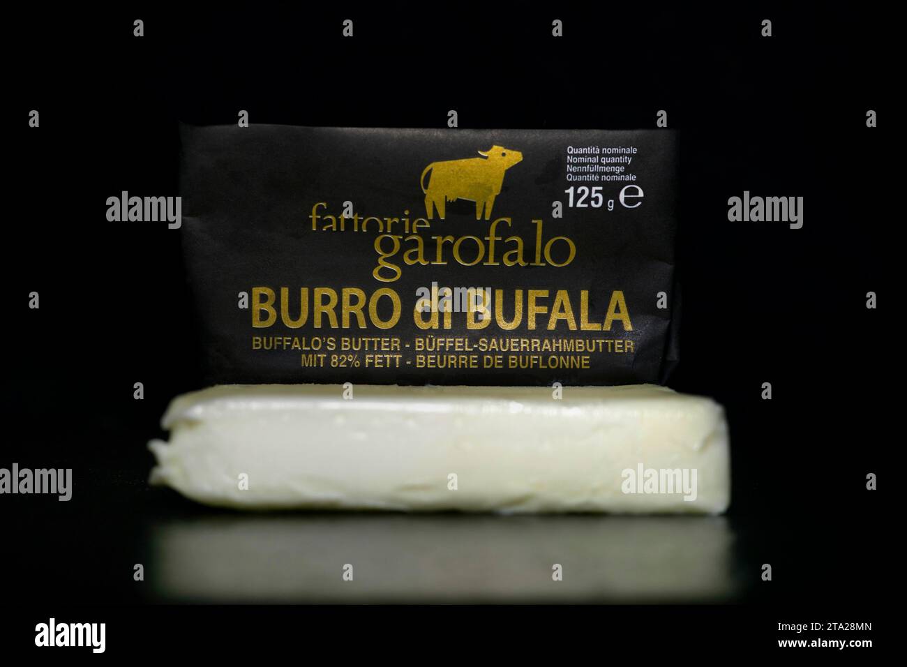 Burro di Bufala, beurre fabriqué à partir de 100 pour cent de lait de buffle, produit en Italie, photographie alimentaire avec fond noir Banque D'Images