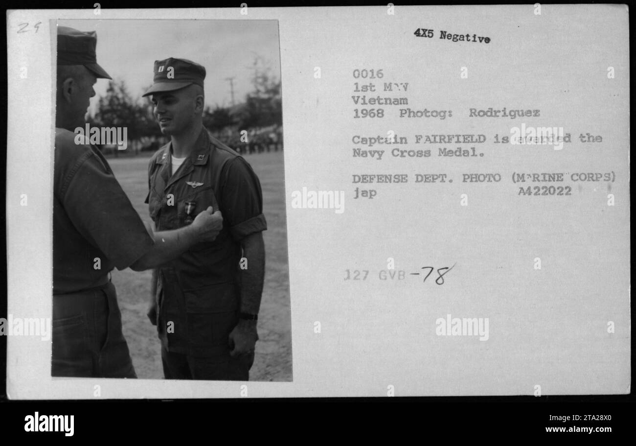 Le capitaine Fairfield reçoit la médaille de la Croix de la Marine au Vietnam, 1968, reconnaissant la bravoure et le service militaire lors d'une cérémonie officielle documentée par un photographe du ministère de la Défense. Banque D'Images
