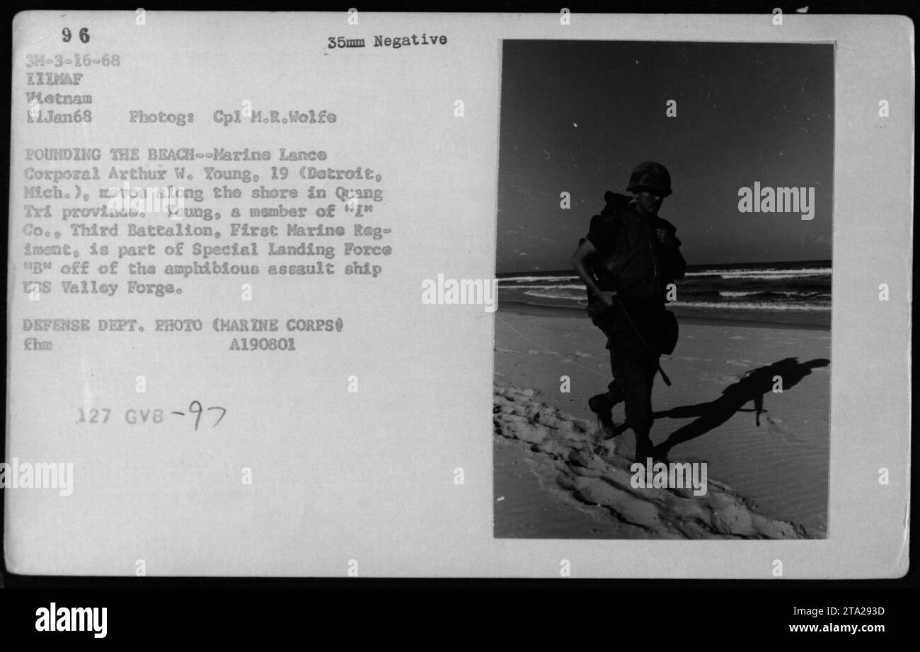 Le caporal lance de marine Arthur W. Young, âgé de 19 ans, de Detroit, Michigan, est vu se déplacer le long du rivage dans la province de Quang Tri lors de l'opération Badger Tooth le 11 janvier 1968. Young est membre de la compagnie I, du troisième bataillon, du premier régiment de Marines, et fait partie de la Force de débarquement spéciale B sur l'USS Valley Forge. Banque D'Images