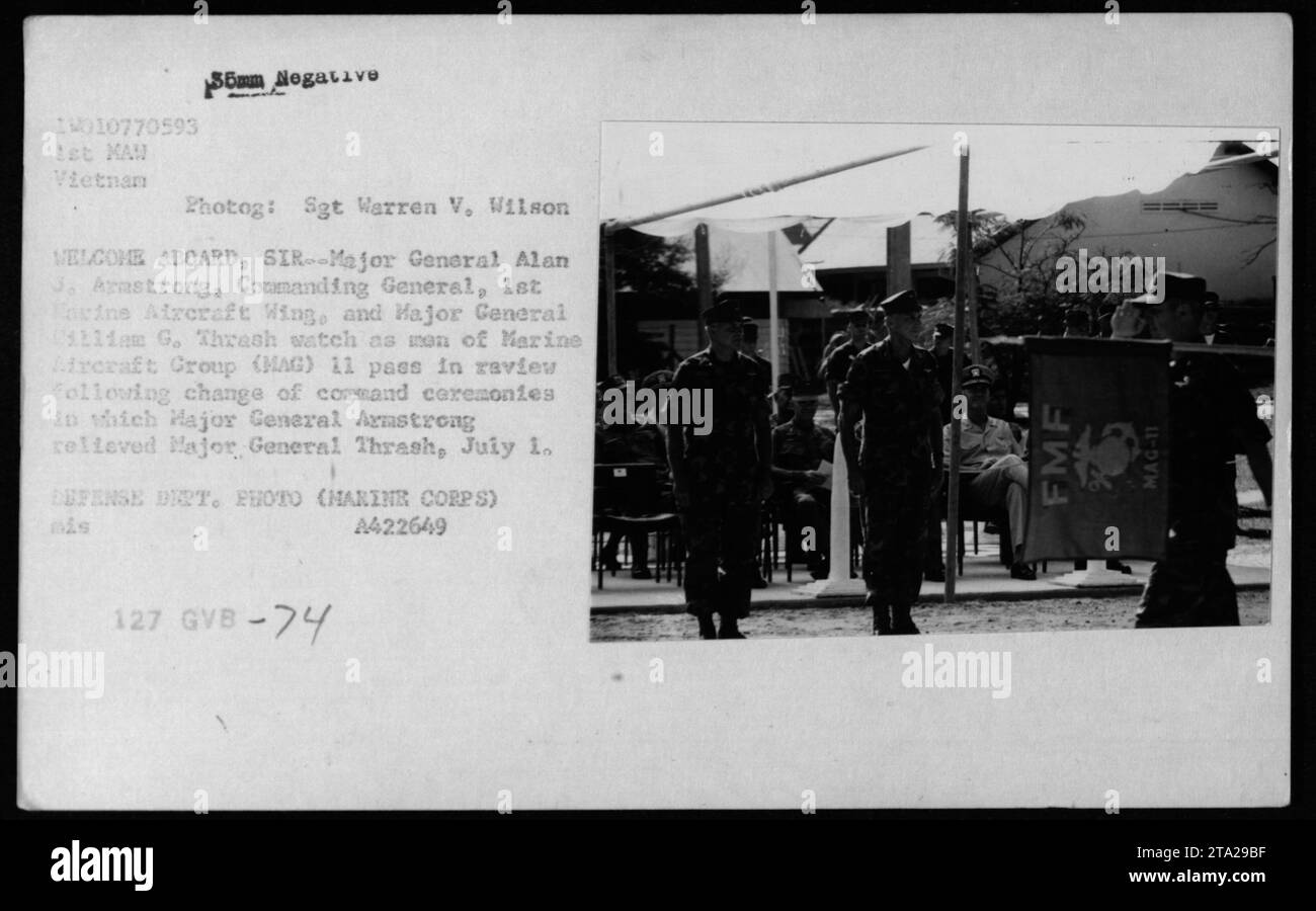 Cérémonie d'adieu et de bienvenue : le Major-général Alan J. Armstrong prend la relève du Major-général William G. Thrash à titre de Commandant général de la 1st Marine Aircraft Wing au cours d'une cérémonie de changement de commandement. La cérémonie est marquée par le passage en revue des hommes du Marine Aircraft Group (MAG) II Photographie prise le 1 juillet 1974.' Banque D'Images