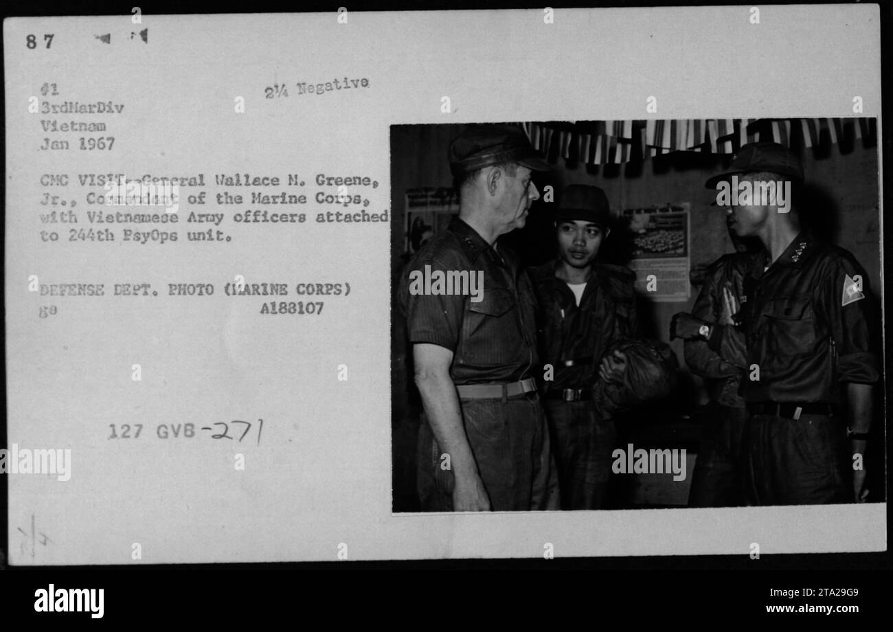 Le général Wallace M. Greene, Jr., commandant du corps des Marines, visite la 244e unité PsyOps au Vietnam. Cette photo montre le général Greene avec des officiers de l'armée vietnamienne attachés à l'unité PsyOps, en janvier 1967. La photo a été prise par le ministère de la Défense et fait partie des archives du corps des Marines.' Banque D'Images