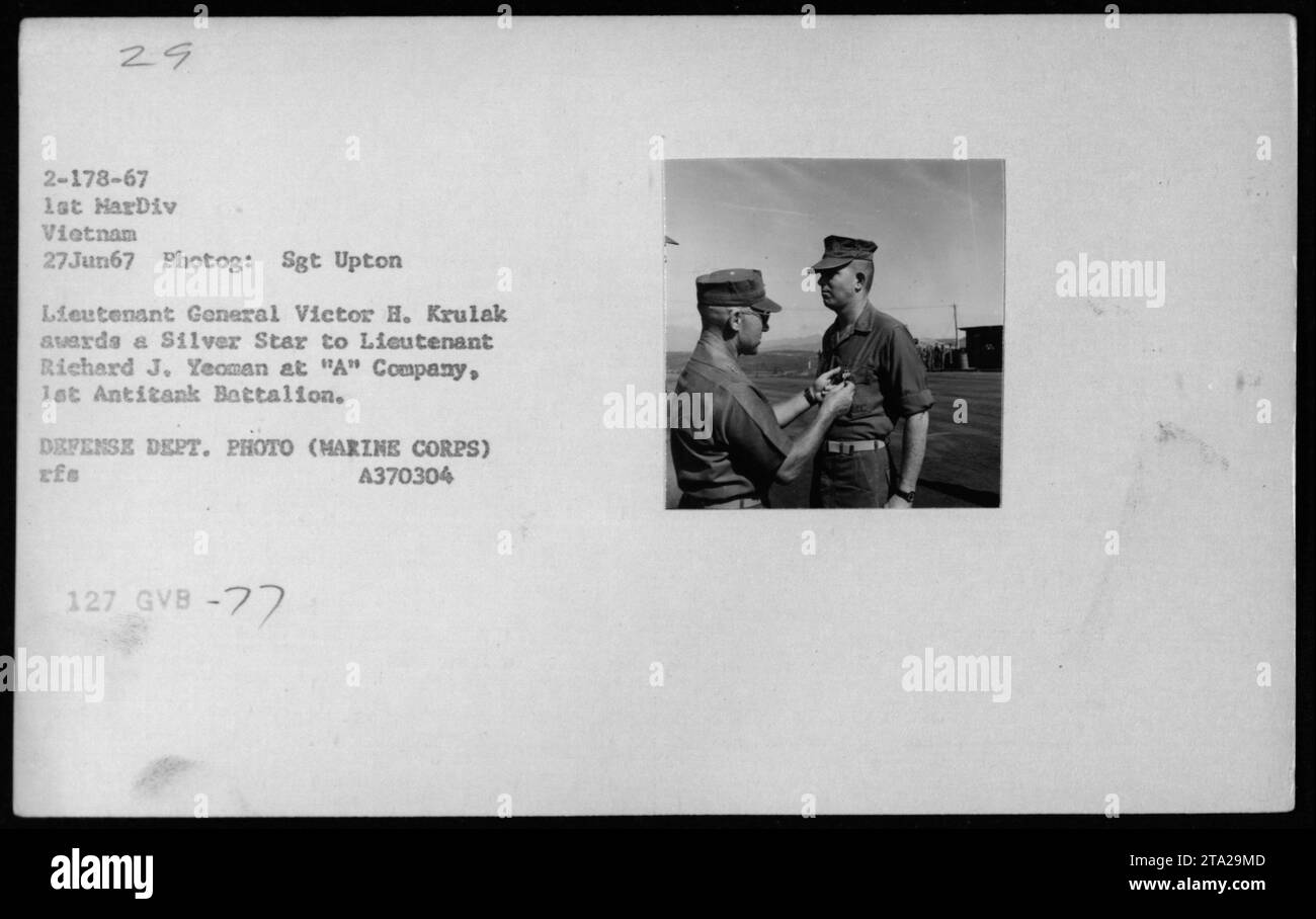 Le lieutenant-général Victor H. Krulak décerne une Silver Star au lieutenant Richard J. Yeoman de la compagnie 'A', le 1e bataillon antichar au Vietnam le 27 juin 1967. Cette photographie a été prise par le Sgt Upton et fait partie de la collection d'images de la guerre du Vietnam du ministère de la Défense. Banque D'Images