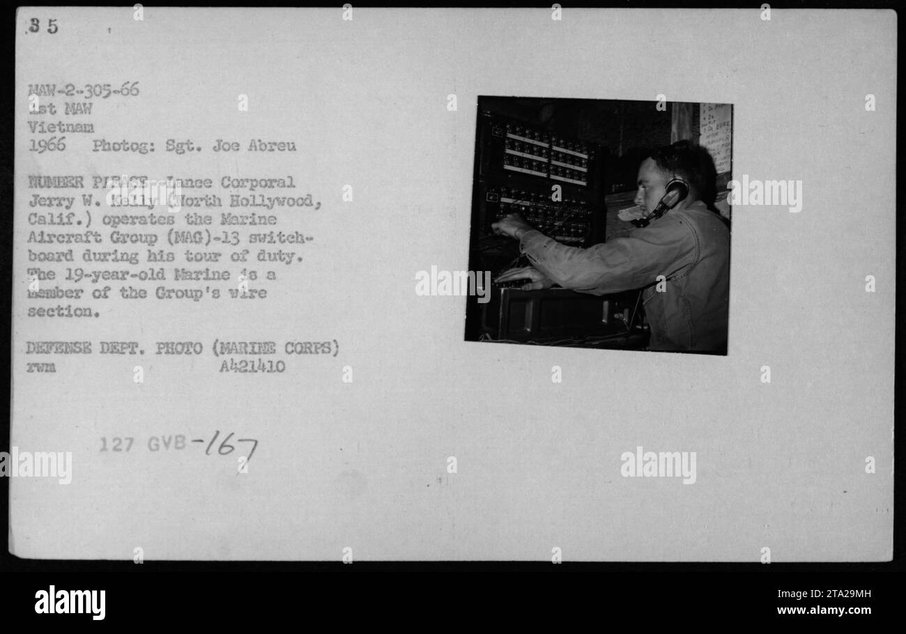 Le caporal Jerry W. Kelly de North Hollywood, en Californie, exploite le standard téléphonique du Marine Aircraft Group (MAG)-13 pendant son tour de service au Vietnam, en 1966. Kelly, un Marine de 19 ans, est membre de la section des fils du Groupe. Cette photographie capture son rôle dans les communications pendant la guerre. (Photo : Sgt. Joe Abreu, US Marine corps) Banque D'Images