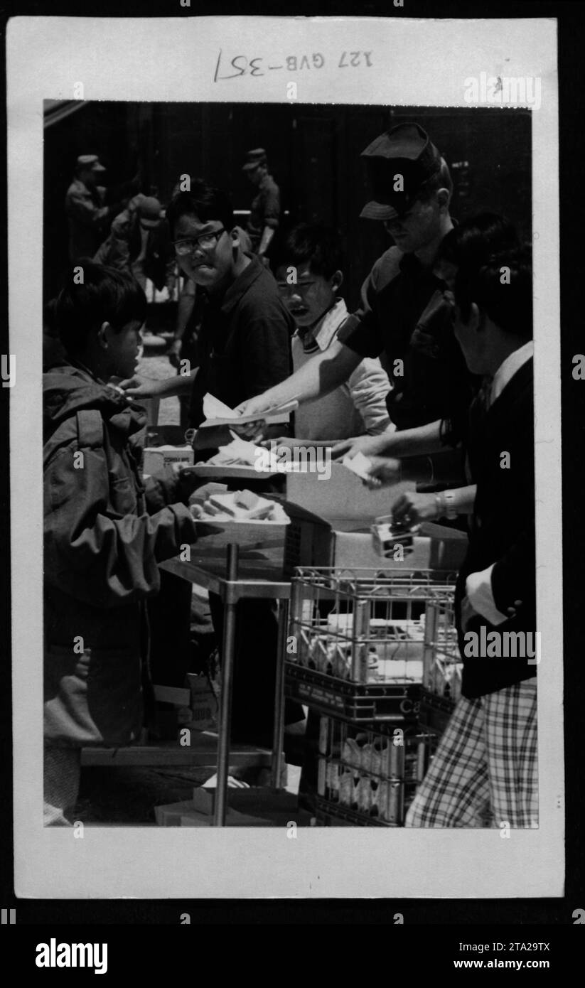 Des personnalités éminentes, Claudia Cardinale, Nguyen CAO Ky, Rosemary Clooney et Betty Ford, rendent visite à des réfugiés vietnamiens aux États-Unis le 10 mai 1975. Cette photo capture la rencontre émotionnelle alors qu’ils offrent soutien et solidarité aux personnes touchées par la guerre du Vietnam. Banque D'Images