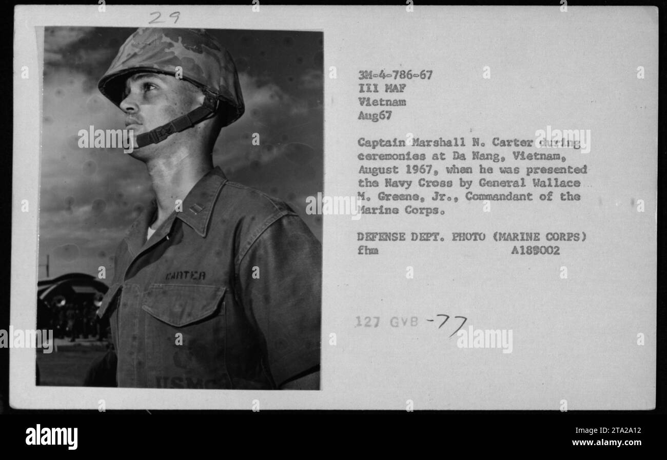 Le capitaine Marshall N. carter reçoit la Croix de la Marine du général Wallace M. Greene Jr, commandant du corps des Marines, à Da Nang, au Vietnam, en août 1967, en reconnaissance de sa bravoure et de ses services distingués. Banque D'Images