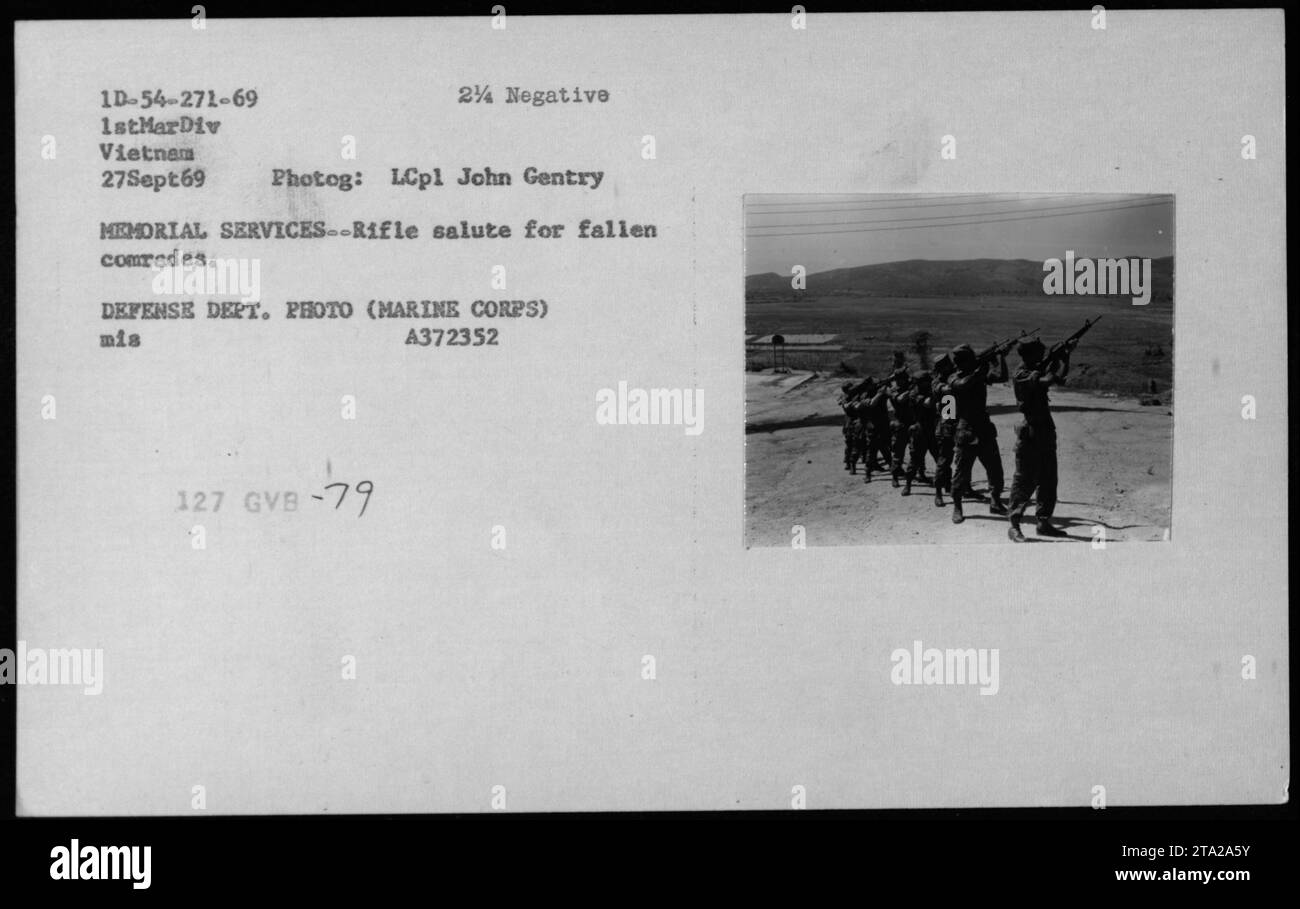 Un service commémoratif a eu lieu au Vietnam le 27 septembre 1969, honorant les camarades tombés avec un salut à la carabine. Parmi les participants figuraient le secrétaire adjoint de la Marine John Warner, le secrétaire à la Défense Melvin Laird et le Dr Norman Vincent Peale. Photo du LCpl John Gentry, documentant les activités militaires américaines pendant la guerre du Vietnam. Banque D'Images