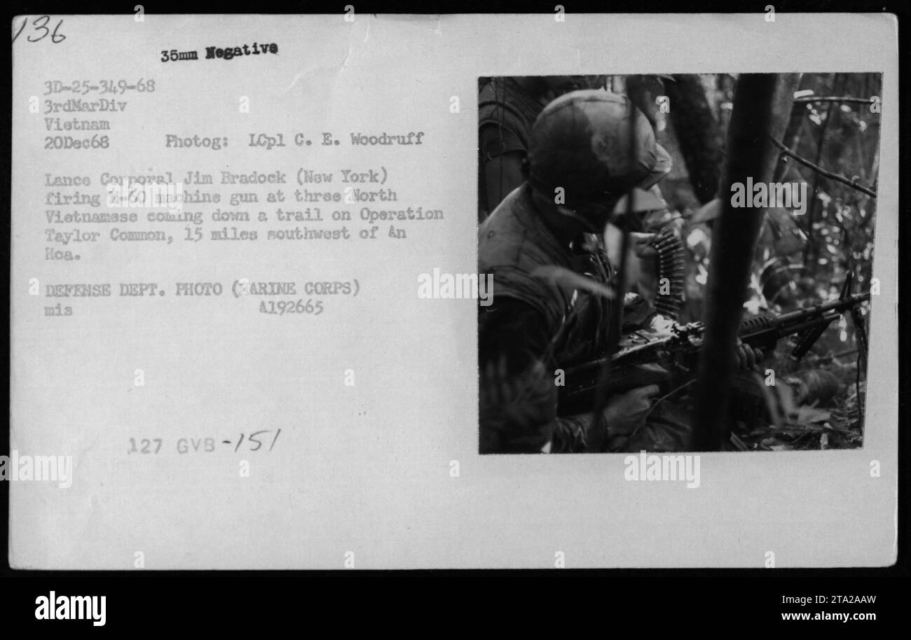 Le lance Caporal Jim Bradock, de New York, est vu tirer une mitrailleuse M-60 sur trois soldats nord-vietnamiens lors de l'opération Taylor Common. Cette opération de combat a eu lieu le 20 décembre 1968, à 15 miles au sud-ouest d'an Hoa au Vietnam. La photographie a été prise par le Lcpl C. E. Woodruff, et il s'agit d'un négatif de 35 mm. Banque D'Images