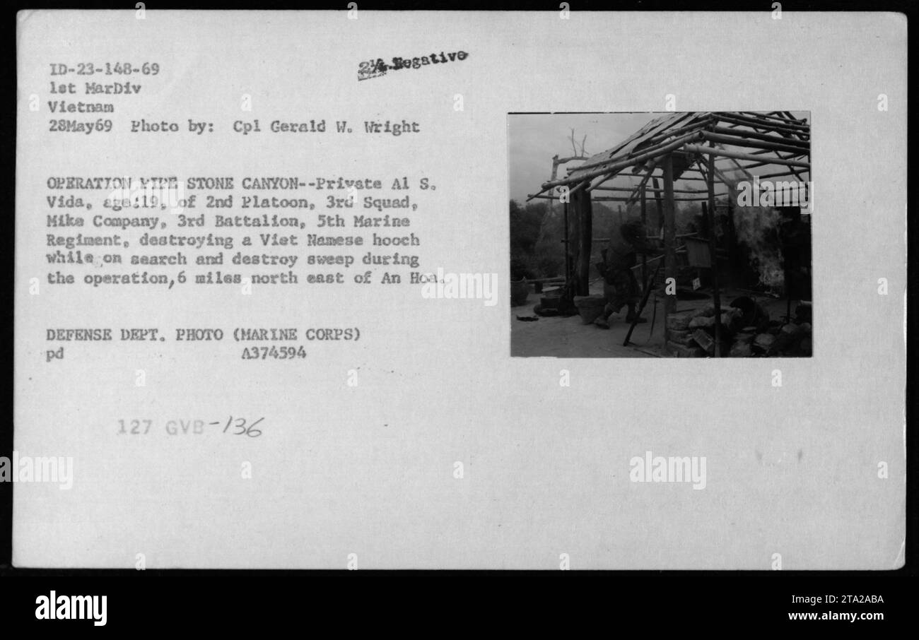 Soldat Al S. Vida, 19 ans, du 2e peloton, 3e escouade, Mike Company, 3e Bataillon, 5e Régiment de Marines, détruisant un hooch vietnamien pendant l'opération Pipestone Canyon. L'opération a eu lieu le 28 mai 1969, à 6 miles au nord-est d'an Hoa. Photo prise par le Cpl Gerald W. Wright. (Département de la Défense Photo/Marine corps) ID-23-148-69. Banque D'Images
