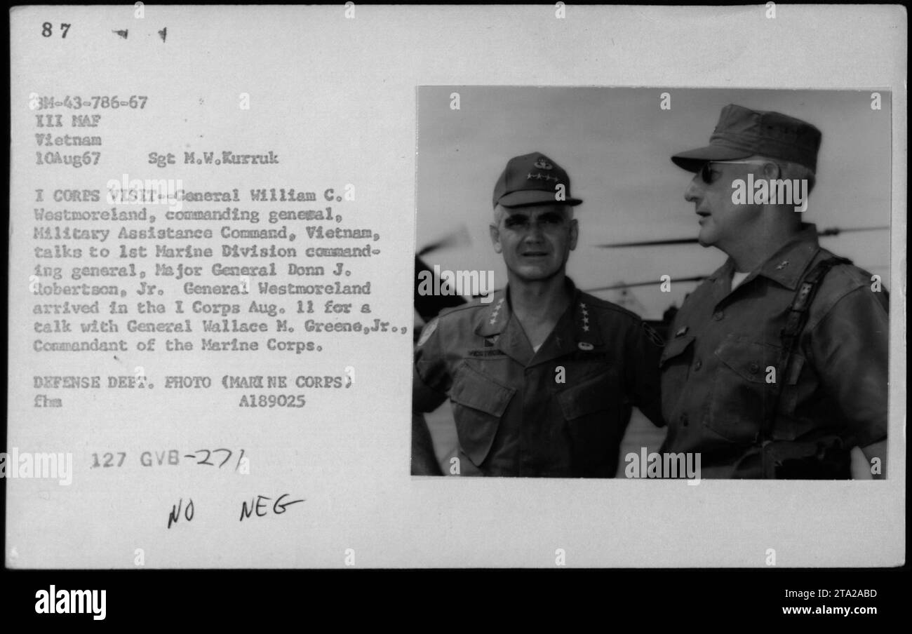 « Sur cette photographie prise le 10 août 1967, le général William Westmoreland, commandant du Commandement d'assistance militaire au Vietnam, est vu conversant avec le major général Donn Robertson Jr., commandant de la 1e Division des Marines. Le général Westmoreland est en visite dans le I corps pour rencontrer le général Wallace Greene Jr., le commandant du corps des Marines. Banque D'Images