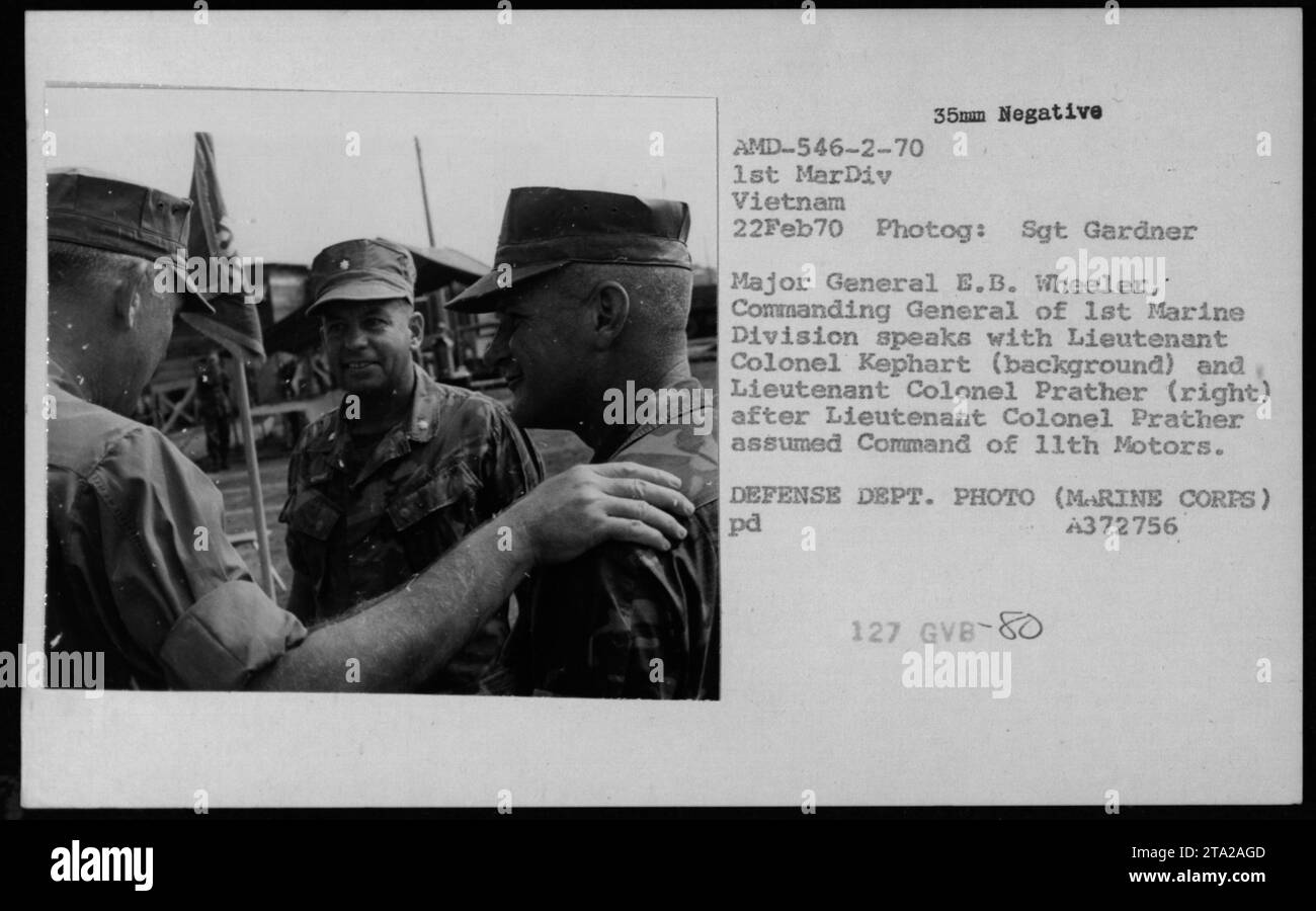 Le major-général E.B. Wheeler, commandant général de la 1e Division des Marines au Vietnam, s'entretenant avec le lieutenant-colonel Kephart et le lieutenant-colonel Prather lors d'une cérémonie le 22 février 1970. Le lieutenant-colonel Prather venait de prendre le commandement du 11th Motors. Photographie prise par le Sgt Gardner, photo du Département de la Défense (corps des Marines). Banque D'Images