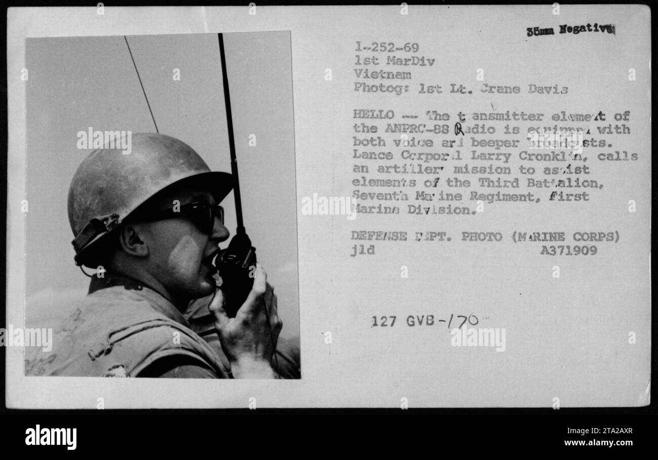 Lance de Marine Caporal Larry Cronklin fait un appel sur l'élément émetteur de la radio ANPRC-88 lors d'une activité de communication au Vietnam. Il demande le soutien de l'artillerie pour le troisième bataillon du septième régiment de Marines de la première division des Marines. La photographie, prise en 1969 par le 1e lieutenant Crane Davis, illustre le rôle important de la communication dans les opérations militaires pendant la guerre du Vietnam. Banque D'Images