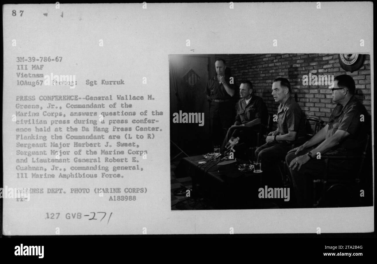 Légende : Conférence de presse pendant la guerre du Vietnam - le général Wallace M. Greene, Jr., commandant du corps des Marines, répond aux questions de la presse au Centre de presse de Da Nang, le 10 août 1967. Sont également présents le Sergent-major Herbert J. Sweet et le Lieutenant-général Robert E. Cushman, Jr., commandant général de la IIIe Marine Amphibious Force. Département de la défense Photo, corps des Marines.' Banque D'Images