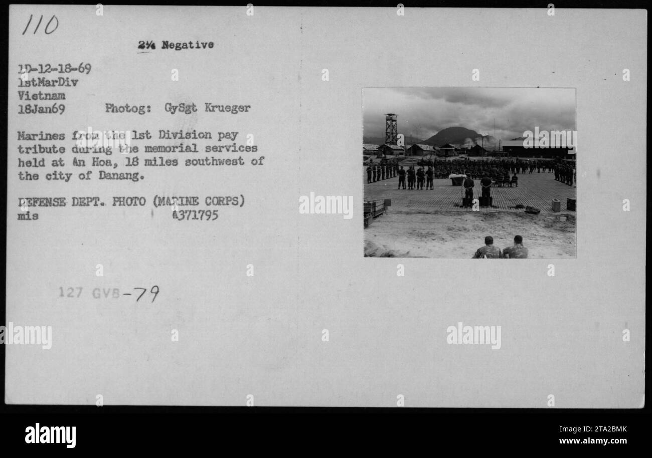 Les Marines de la 1re division rendent hommage lors des services commémoratifs à an Hoa, Vietnam, le 18 janvier 1969. Parmi les participants figurent le secrétaire à la Défense Melvin Laird, le secrétaire adjoint à la Marine John Warner et le Dr Norman Vincent Peale. Photographie de GySgt Krueger, documentant les activités militaires américaines pendant la guerre du Vietnam. Banque D'Images
