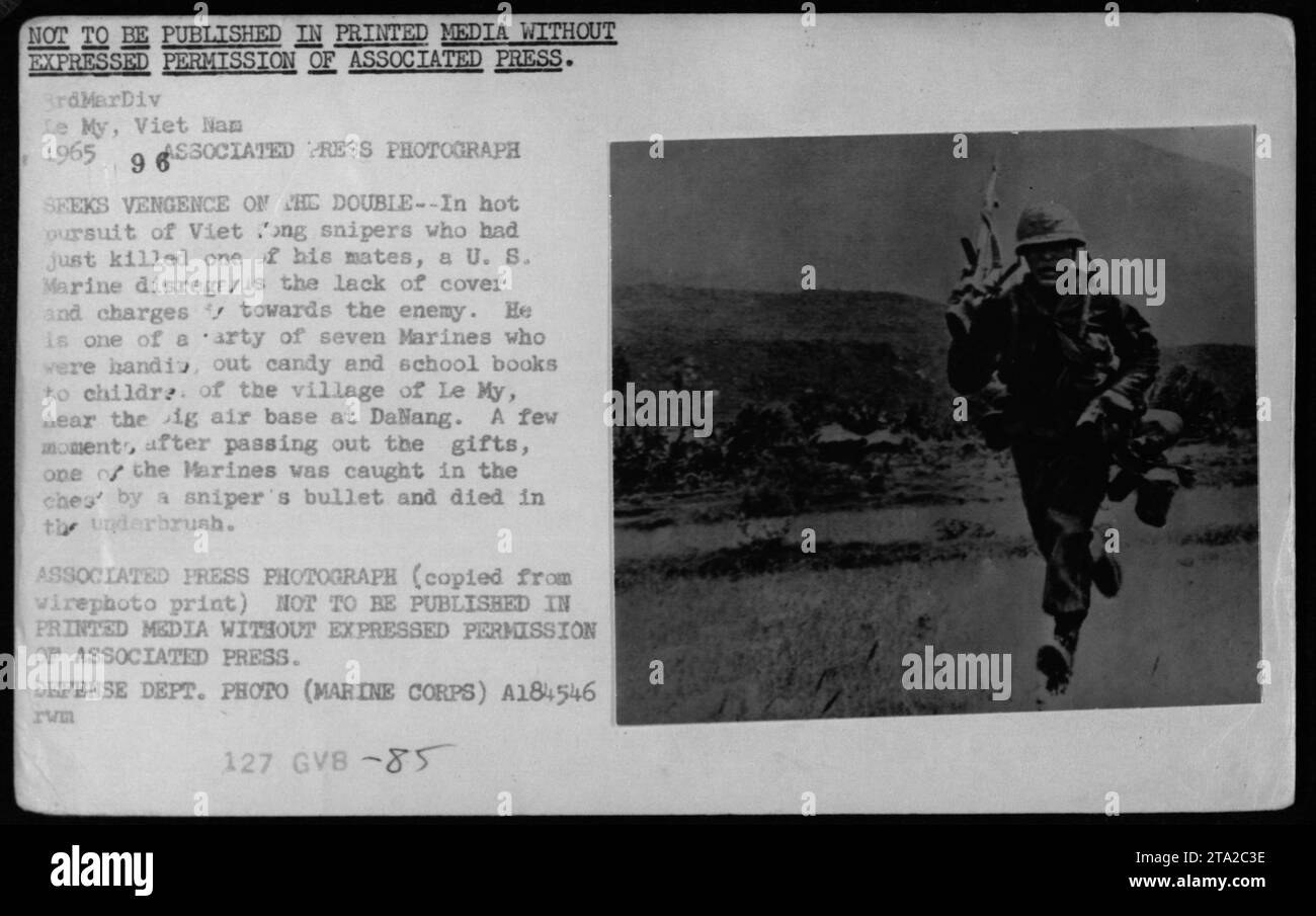 Un Marine américain poursuit des tireurs d'élite Viet Cong à le My, au Vietnam, le 1965 octobre à la suite de la mort d'un collègue au combat. Banque D'Images